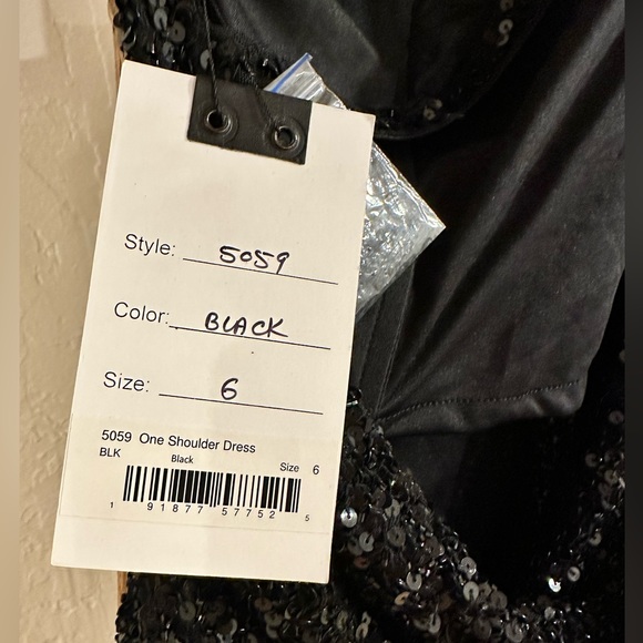 Mac Duggal One Shoulder Sequined Gown Maxi Dress 5059 in Black Size 6 NWT - Picture 6 of 8